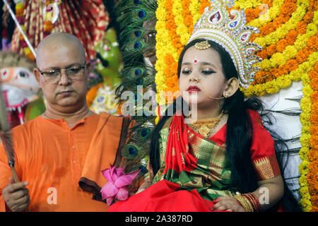 Dhaka, Bangladesch. 05 Okt, 2019. Die hinduistischen Gläubigen gefeiert Maha Ashtami, die Auspicious der fünftägigen Durga Puja Festival, an verschiedenen Puja mandaps über dem Land. Die Hauptattraktion des Maha Ashtami ist Kumari Puja, in dem ein pre-pubescent Mädchen ist als Mutter Göttin verehrt. Foto form Ramkrishna Mission Tempel in Dhaka, Bangladesh. (Foto von MD Abu Sufian Juwel/Pacific Press) Quelle: Pacific Press Agency/Alamy leben Nachrichten Stockfoto