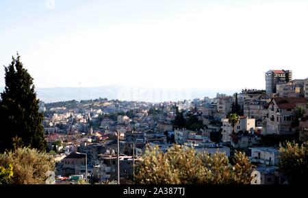 Der Blick auf die alte Stadt Nazareth von der Spitze des Hügels, Israel. Stockfoto