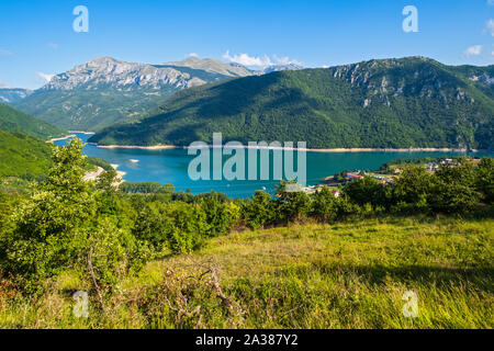 Die berühmten Piva River Canyon mit seinen fantastischen Behälter Piva (See Pivsko Jezero) und Pluzine Stadt Sommer Blick in Montenegro. Naturreisen backgrou Stockfoto