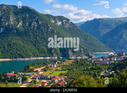 Pluzine Stadt und berühmten Piva River Canyon mit seinen fantastischen Behälter Piva (See Pivsko Jezero) und Pluzine Stadt Sommer Blick in Montenegro. Natur tr Stockfoto