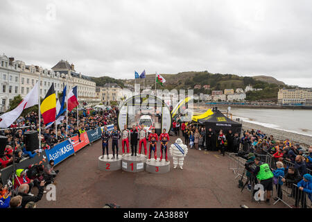 Llandudno, Wales, UK. 6. Okt 2019. Nicolas Gilsoul, Thierry Neuville, Martin Jarveoja, Ott Tanak, Sebastien Ogier, Julien Ingrassia feiern auf dem Podium des GB Welsh Rally 2019 Credit: Jason Richardson/Alamy leben Nachrichten Stockfoto