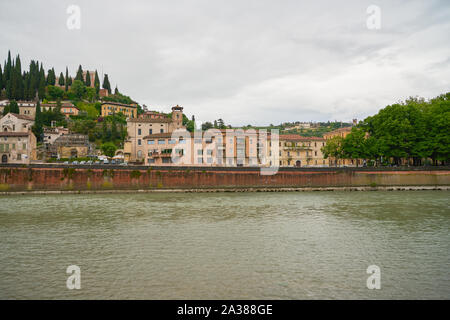 VERONA, ITALIEN - ca. Mai, 2019: die Etsch fließt durch Verona. Stockfoto