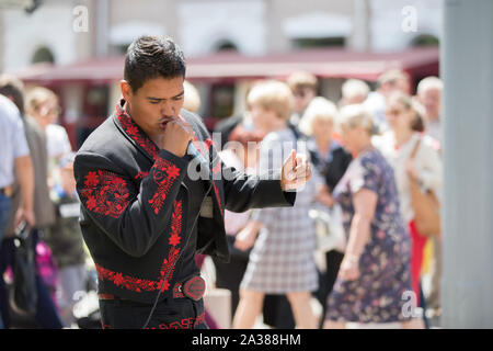 Belarus, die Stadt von Gimel, Juli 03, 2019. Jugend Festival. Straße Sänger singt auf der Straße. Stadt Musiker. Stockfoto
