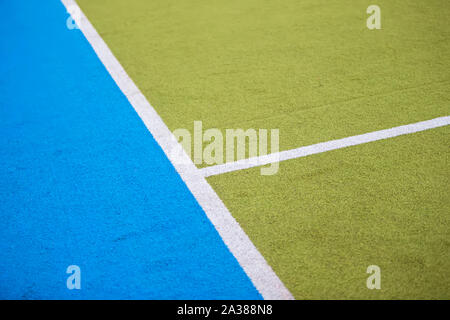 Sport Gras grün und blau mit weißem Streifen. Sportplatz Hintergrund Stockfoto