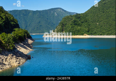 Die berühmten Piva River Canyon mit seinen fantastischen Behälter Piva (See Pivsko Jezero) Sommer Blick in Montenegro. Natur reisen Hintergrund. Stockfoto