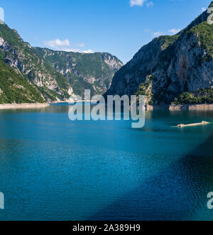 Die berühmten Piva River Canyon mit seinen fantastischen Behälter Piva (See Pivsko Jezero) Sommer ansehen und Schatten der Brücke auf der Wasseroberfläche, Montenegro. Nat Stockfoto