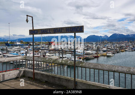 Holzschild Homer kleiner Bootshafen mit dem Hafen im Hintergrund an einem sonnigen Sommertag. Stockfoto