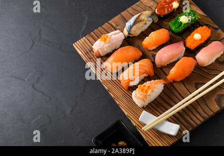 Von sashimi Sushi mit Stäbchen auf Holz Platte, Japanisch Essen Stockfoto