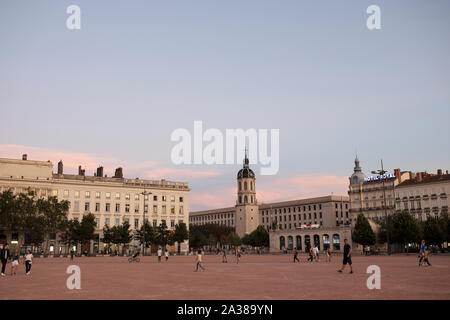 Sonnenuntergang an einem Sommerabend auf dem Place Bellecour, einem großen historischen Platz im Zentrum von Lyon, Frankreich. Stockfoto