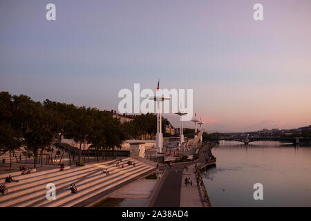 Sonnenuntergang an einem Sommerabend über Berge Karen Blixen und Pont de l'Université Brücke auf der Loire in Lyon, Frankreich. Stockfoto