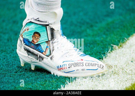 Philadelphia, Pennsylvania, USA. 6. Okt, 2019. Philadelphia Eagles quarterback Carson Wentz (11) Stollen während der NFL Spiel zwischen den New York Jets und die Philadelphia Eagles am Lincoln Financial Field in Philadelphia, Pennsylvania. Christopher Szagola/CSM/Alamy leben Nachrichten Stockfoto