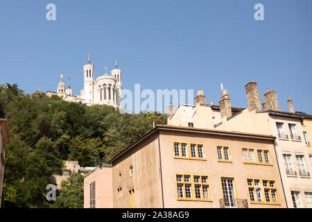 Blick auf die Basilika Notre-Dame de Fourviere vom Place Saint-Jean in Lyon, Frankreich. Stockfoto