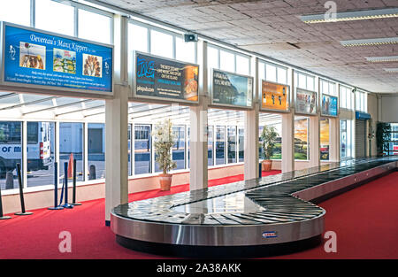 Leere Gepäckkarussell im Flur des Ferry Terminal Gebäude auf der Insel Man. Stockfoto