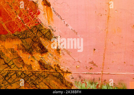 Detail der verwitterten Rumpf eines Schiffes, seine rosa Farbe in Rot, Braun, Orange und Grün ersetzt Stockfoto