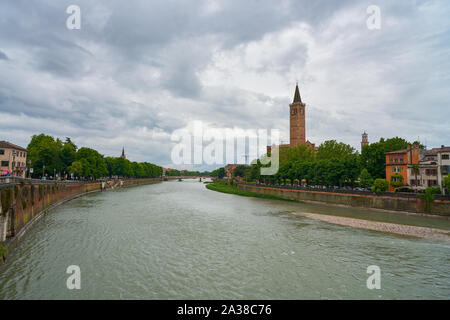 VERONA, ITALIEN - ca. Mai, 2019: die Etsch fließt durch Verona. Stockfoto