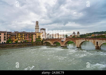 VERONA, ITALIEN - ca. Mai, 2019: die Etsch fließt durch Verona. Stockfoto