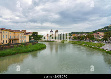 VERONA, ITALIEN - ca. Mai, 2019: die Etsch fließt durch Verona. Stockfoto