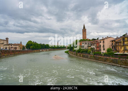 VERONA, ITALIEN - ca. Mai, 2019: die Etsch fließt durch Verona. Stockfoto