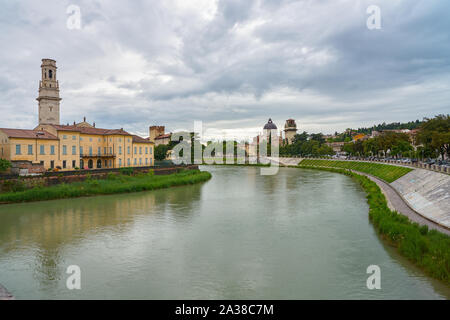 VERONA, ITALIEN - ca. Mai, 2019: die Etsch fließt durch Verona. Stockfoto