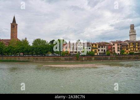 VERONA, ITALIEN - ca. Mai, 2019: die Etsch fließt durch Verona. Stockfoto