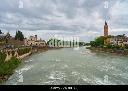 VERONA, ITALIEN - ca. Mai, 2019: die Etsch fließt durch Verona. Stockfoto