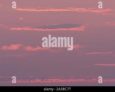 Violett Wolken formation Sun Set aus europäischen Stadt Bielsko-Biala in Polen im Juli 2018 gesehen Stockfoto