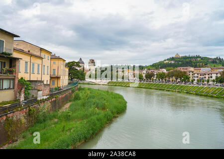 VERONA, ITALIEN - ca. Mai, 2019: die Etsch fließt durch Verona. Stockfoto