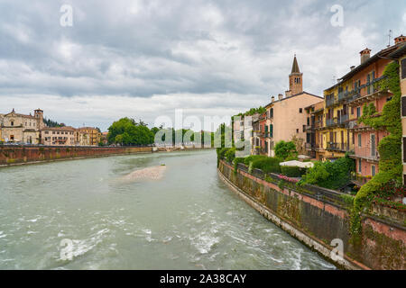 VERONA, ITALIEN - ca. Mai, 2019: die Etsch fließt durch Verona. Stockfoto