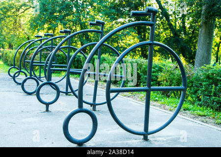 Metall Fahrrad parken in der City Park in Form von Fahrrädern Stockfoto