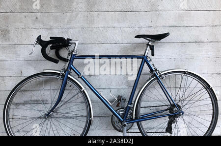 Fahrrad lehnte sich gegen eine Betonwand Stockfoto