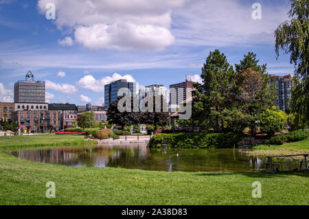 Barrie, Ontario, Kanada - 2019 08 25: Sommer Blick auf den Teich im Heritage Park im Zentrum von Barrie, Ontario, Kanada Stockfoto