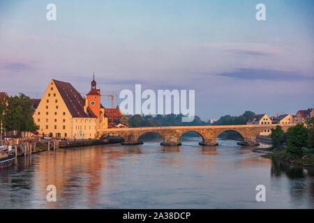 Regensburger Stadtbild mit der mittelalterlichen Brücke aus Stein (Steinerne Brücke) über die Donau, Bayern, Deutschland, Europa. Regensburg in der Bevölkerung Stockfoto