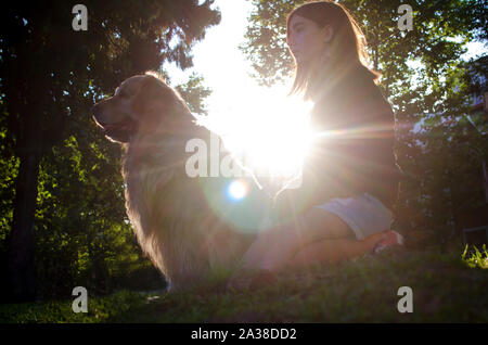 Junges Mädchen im Park mit ihren Hund sitzend, Argentinien Stockfoto