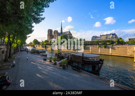 Menschen zu Fuß entlang der Ufer der Seine, Paris, Frankreich Stockfoto