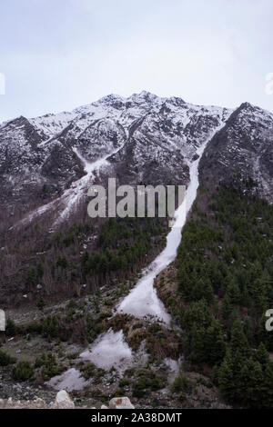 Gletscherbach in Kinnaur Kailash, dem Baspa Fluss verbindet. Stockfoto