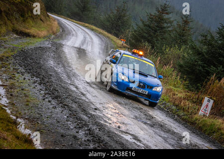 Die 0 (Null) Auto führt durch die Myherin Bühne. Dies ist der letzte Safety Car zu führen, bevor die Rallye Autos die Bühne betreten Stockfoto