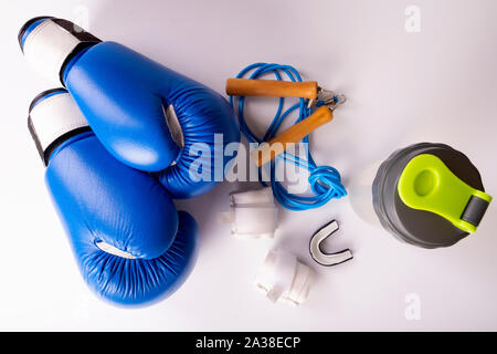 Aktiv fitness-Kit für Boxen, Boxhandschuhe, galoppieren, Bandagen für Hände, die auf einem weißen Hintergrund, Ansicht von oben Stockfoto