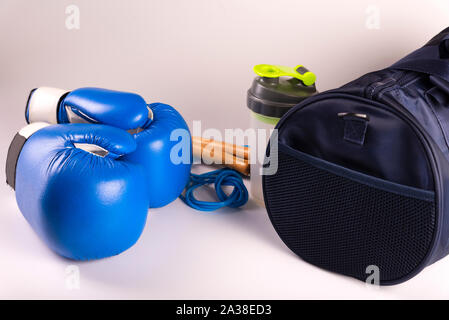 Aktiv fitness-Kit für Boxen, Boxhandschuhe, galoppieren, Bandagen für Hände, die auf einem weißen Hintergrund, Ansicht von oben Stockfoto
