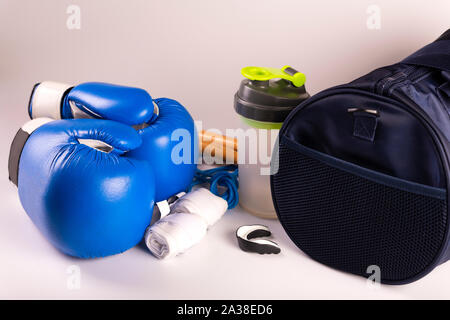 Aktiv fitness-Kit für Boxen, Boxhandschuhe, galoppieren, Bandagen für Hände, die auf einem weißen Hintergrund, Ansicht von oben Stockfoto