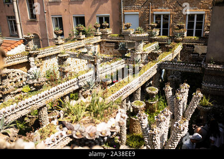 Eine Dachterrasse mit Blick auf Jules Senis des Jardin Rosa Mir in La Croix-Rousse Viertel der Vierten arrondissement Lyon, Frankreich. Stockfoto