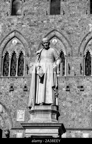 Denkmal von Sallustio Bandini von 1882 an der Piazza Salimbeni in Siena, Italien Stockfoto