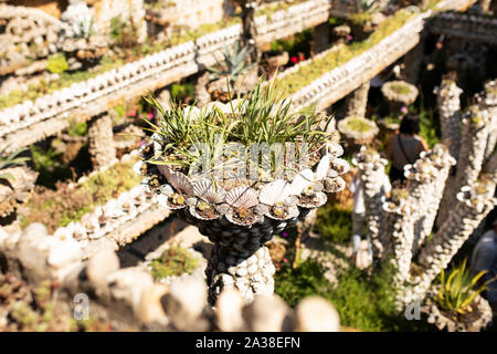 Eine Spalte mit Muscheln und Pflanzen in Jules Senis des Jardin Rosa Mir in La Croix-Rousse Viertel der Vierten arrondissement Lyon, Frankreich. Stockfoto