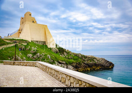 Blick auf die berühmten mittelalterlichen Truglia Turm in Sperlonga, Provinz Latina in der Region Latium. Reisen Orte in Italien. Stockfoto