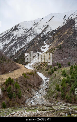 Gletscherbach in Kinnaur Kailash, dem Baspa Fluss verbindet. Stockfoto