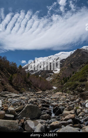 Gletscherbach in Kinnaur Kailash, dem Baspa Fluss verbindet. Stockfoto