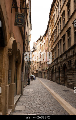 Die historische Rue Juiverie, das alte jüdische Viertel der Altstadt von Lyon, Frankreich. Stockfoto