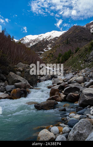 Gletscherbach in Kinnaur Kailash, dem Baspa Fluss verbindet. Stockfoto