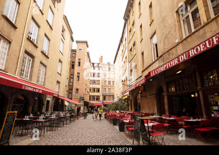 Französische Restaurants an der Place Neuve Saint-Jean in der Altstadt von Lyon, Frankreich. Stockfoto