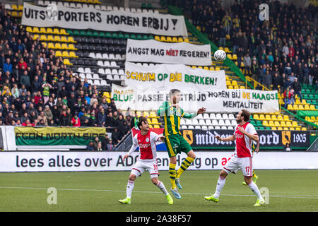 Den Haag, Niederlande. 06 Okt, 2019. Fußball, niederländischen Eredivisie, Saison 2019/2020, Autos Jeans Stadion, ADO Den Haag - Ajax, endgültige Ergebnis 0-2, Ajax Spieler Nico Tagliafico (l) ADO Den Haag player Michiel Kramer (m) Ajax-player Daley Blind (R) auf der Rückseite ist eine leere stand ADO-Anhänger protestieren, denn es gibt keine Ajax Fans während des Spiels Kredit erlaubt: Pro Schüsse/Alamy leben Nachrichten Stockfoto