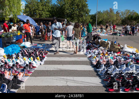 L'Hospitalet, Spanien - September 08, 2019: Illegale Markt von gefälschten Sportschuhen, gefälschte in die Straße namens Top Manta Stockfoto